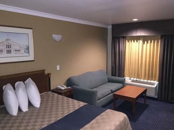 Walnut Inn and Suites - Photo4