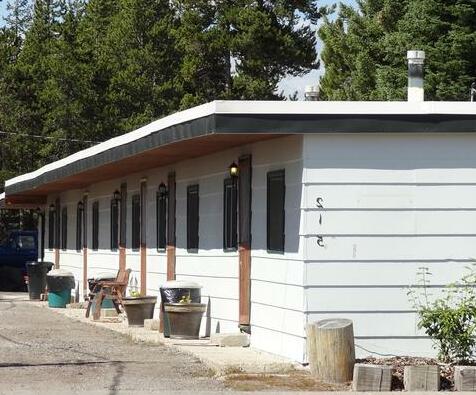 Yellowstone Self Catering Lodging - Adults Only