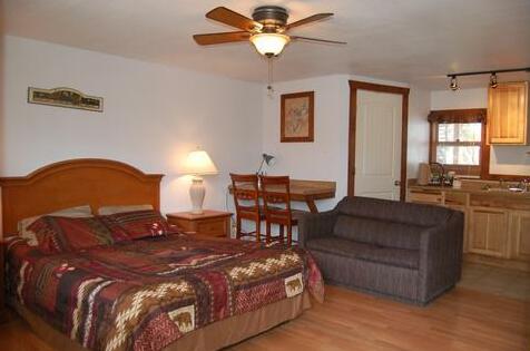 Yellowstone Self Catering Lodging - Adults Only - Photo3