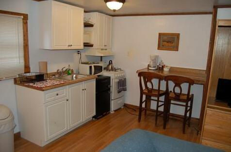 Yellowstone Self Catering Lodging - Adults Only - Photo5