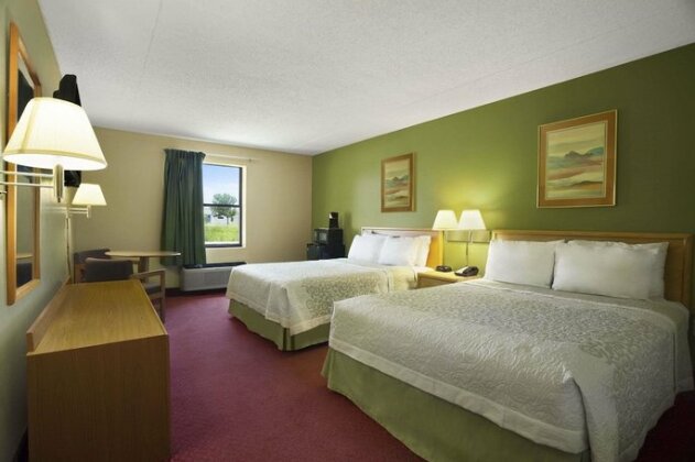 Days Inn & Suites by Wyndham Wichita East - Photo2