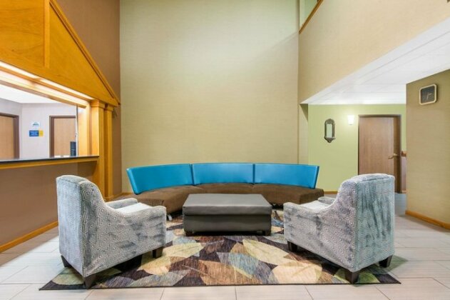 Days Inn & Suites by Wyndham Wichita - Photo2