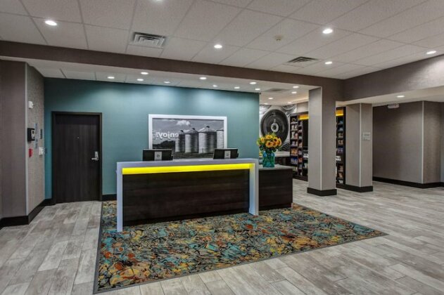 Hampton Inn & Suites-Wichita/Airport KS - Photo3