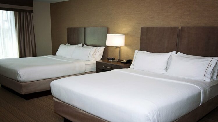 Holiday Inn Express Hotel & Suites Wichita Northeast - Photo5