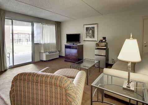 Travelodge Inn & Suites Wichita Airport - Photo3