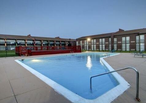 Travelodge Inn & Suites Wichita Airport - Photo5