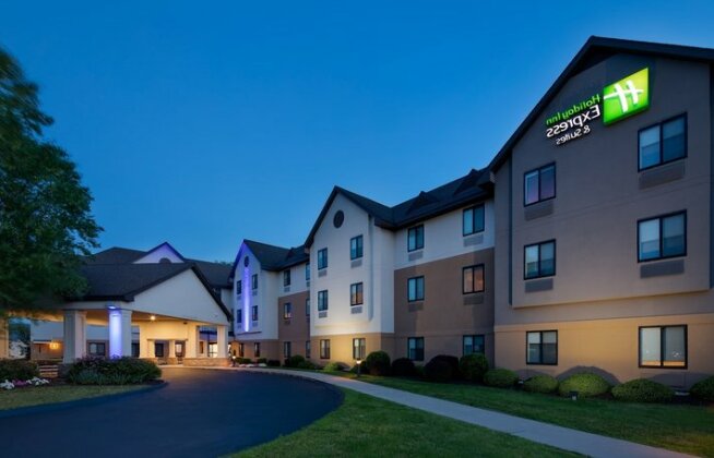 Holiday Inn Express & Suites Bradley Airport - Photo2