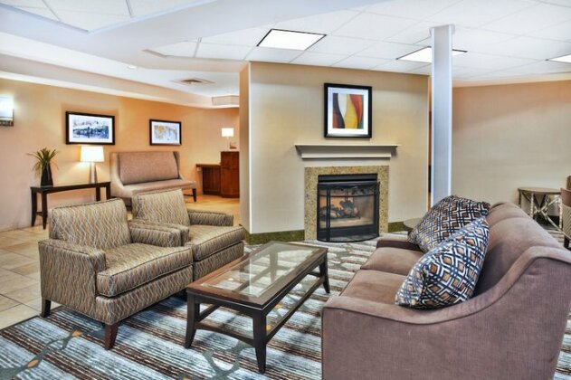 Holiday Inn Express & Suites Bradley Airport - Photo3