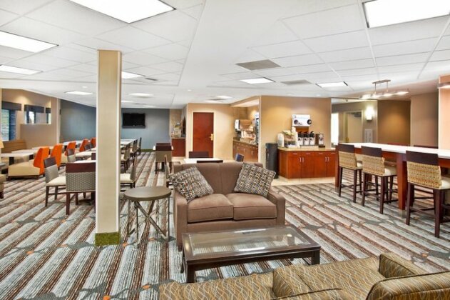 Holiday Inn Express & Suites Bradley Airport - Photo4