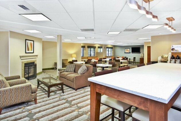Holiday Inn Express & Suites Bradley Airport - Photo5
