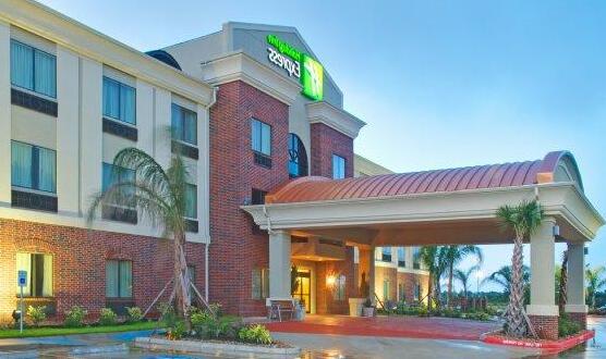 Holiday Inn Express Hotel & Suites Winnie - Photo5