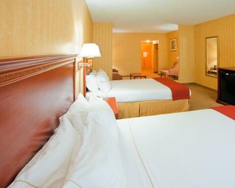 Holiday Inn Express Hotel & Suites Woodbridge - Photo5