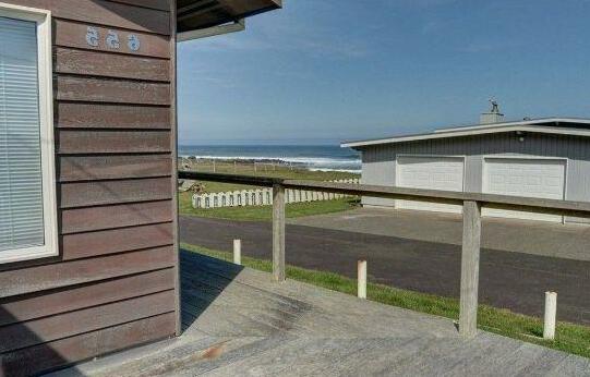 RedAwning OceanSide Beach Cottage 655 - Photo4