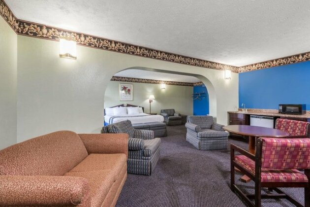 Days Inn & Suites by Wyndham Youngstown Girard Ohio - Photo3