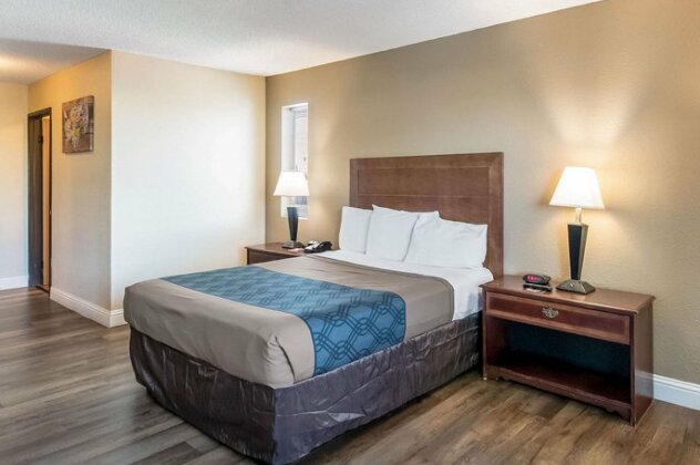 Econo Lodge Inn & Suites Yuba City - Photo2