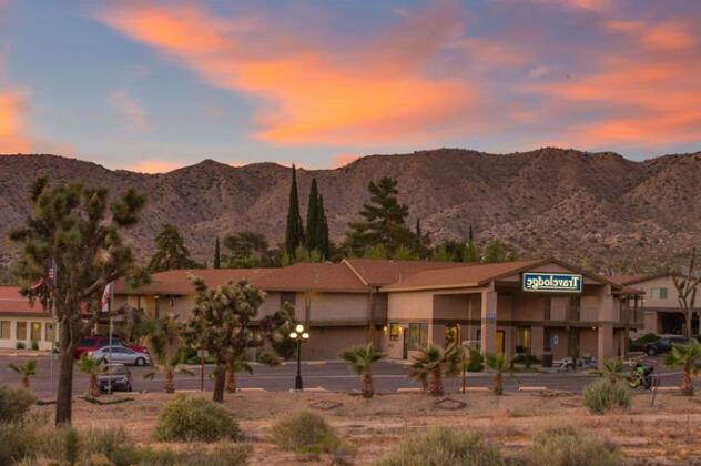 Travelodge Inn & Suites by Wyndham Yucca Valley Joshua Tree - Photo3