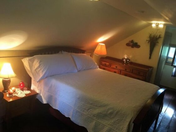 Headley Inn Bed and Breakfast - Photo5