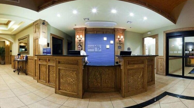 Holiday Inn Express Hotel & Suites Zapata - Photo4
