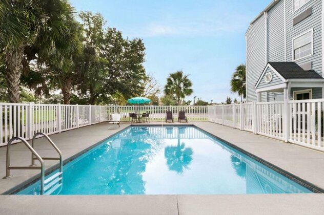 Microtel Inn and Suites - Zephyrhills - Photo2