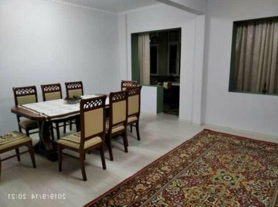 Spacious rooms friendly area market right near the flat - Photo2