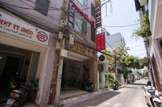 RedDoorz near Nguyen Van Thoai Street