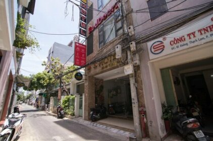 RedDoorz near Nguyen Van Thoai Street