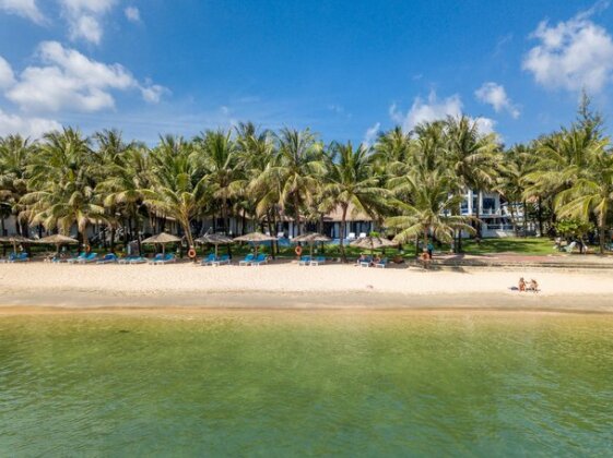 L'Azure Resort and Spa - Photo2