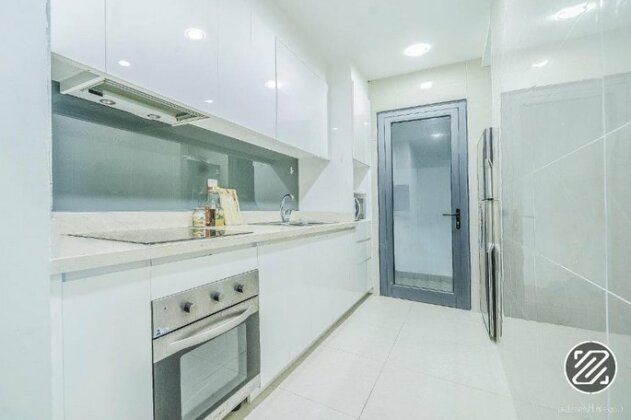 Artemis Modern Apartment with City View - Photo4