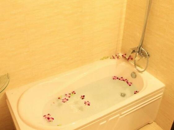 Happy Hotel - Kim Ma - Photo4