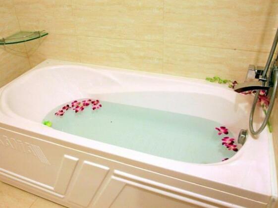 Happy Hotel - Kim Ma - Photo5