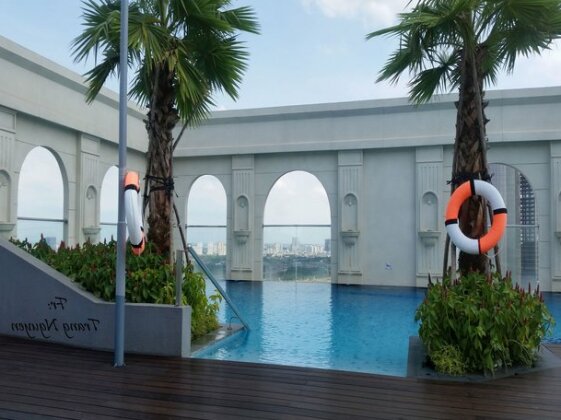 3 Bedroom Mini Penthouse In Saigon Center - Rooftop Pool