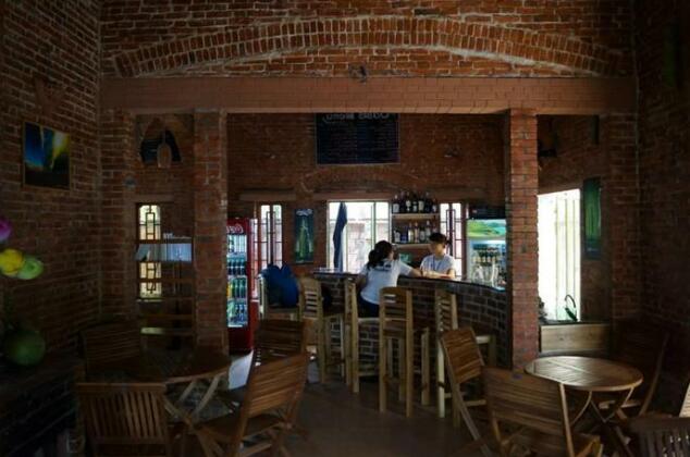 Oasis Bar and Hostel - Photo4