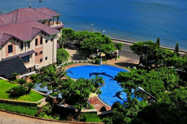Beachfront Hotel - Photo2