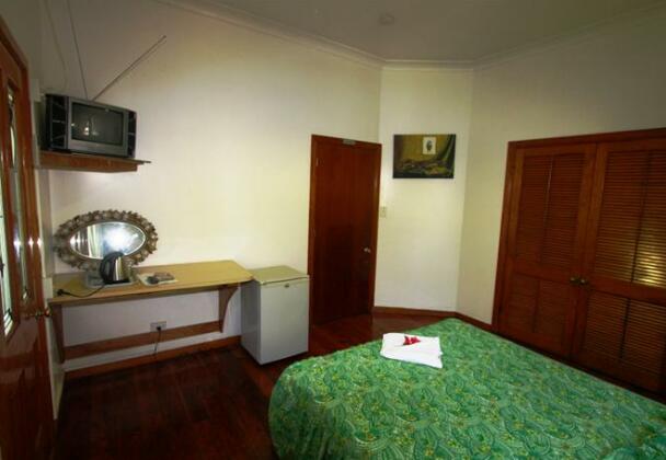 Lynn's Getaway Hotel - Photo2