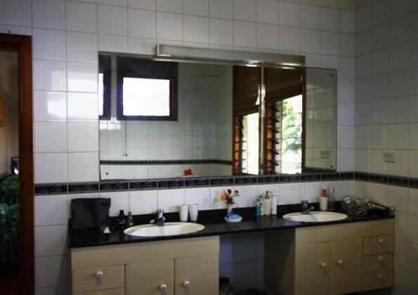Lynn's Getaway Hotel - Photo3