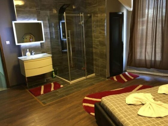 Whitehotel - Photo2