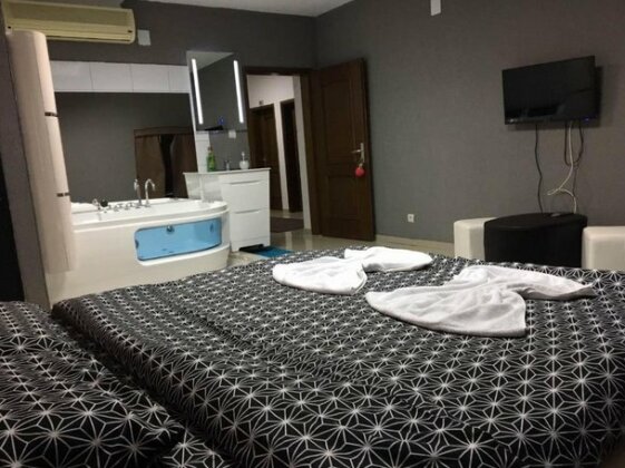 Whitehotel - Photo3