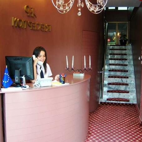 Hotel Pllaza - Photo5