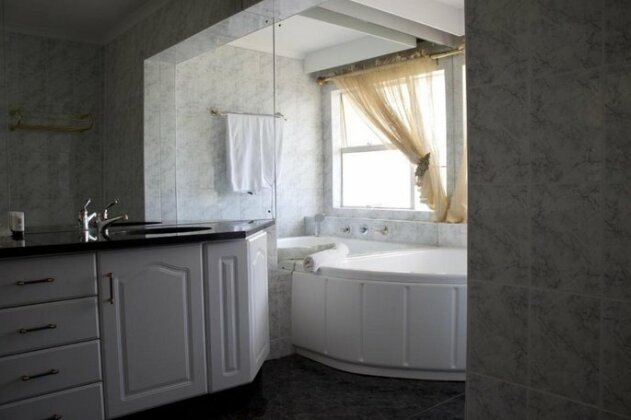 Pentagon Guesthouse - Photo2