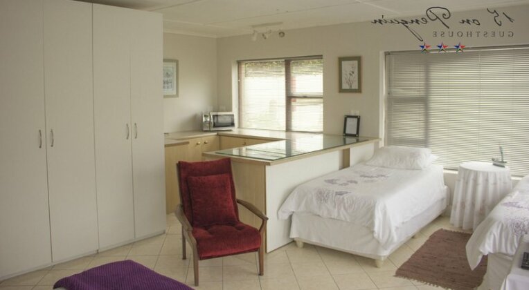 15 On Penguin Guest House - Photo3