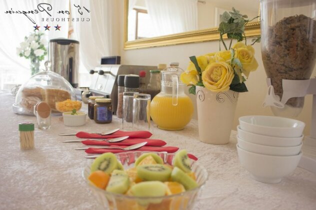 15 On Penguin Guest House - Photo4