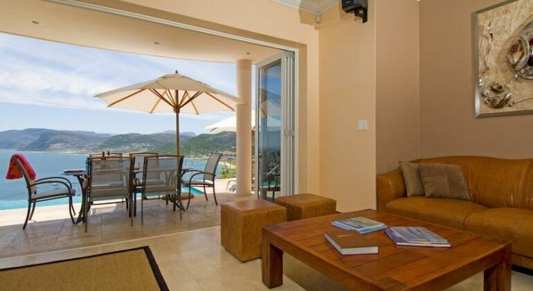 Azure View Luxury Apartment - Photo5