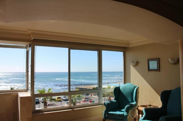 Beachfront Sea View Apartment - Photo3