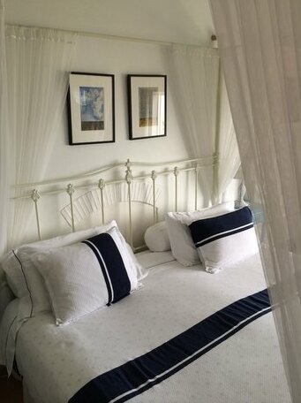 Blue On Blue Bed and Breakfast - Photo2