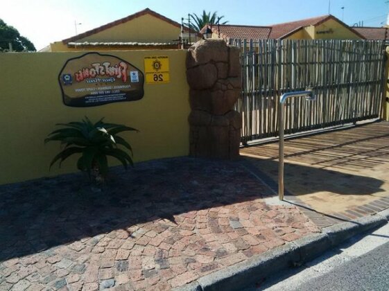 Flintstones Guest House Cape Town - Photo5