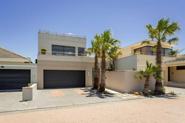Home away from home on a secure golf estate situated next to the ocean and golf