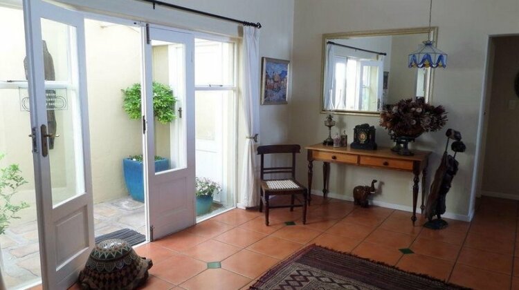 Moonglow Guesthouse - Photo2