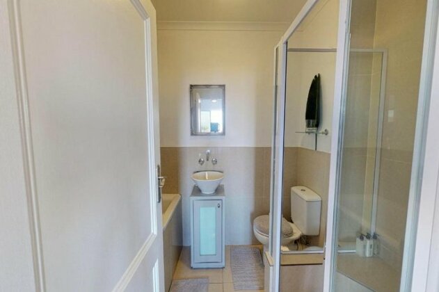 Romantic Beachfront Bachelor - Photo4