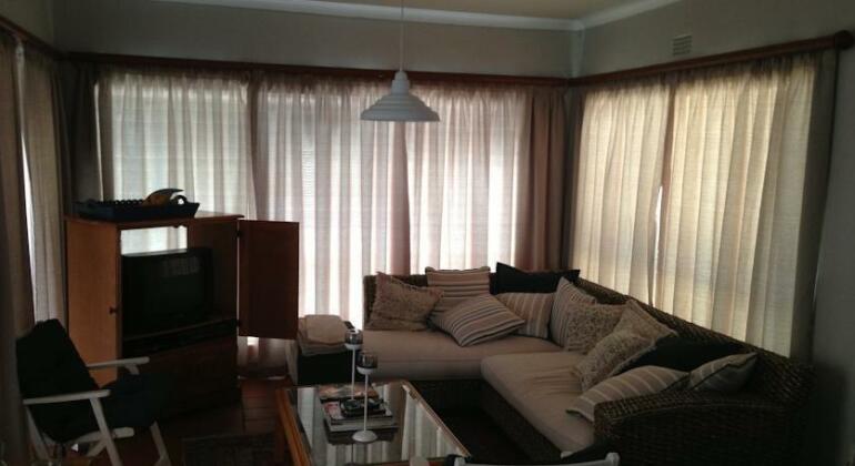 Spacious Holiday Home in Simon's Town - Photo2