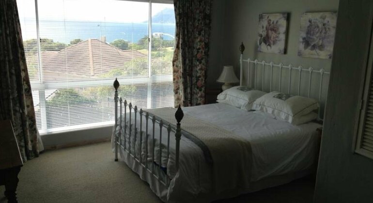 Spacious Holiday Home in Simon's Town - Photo5